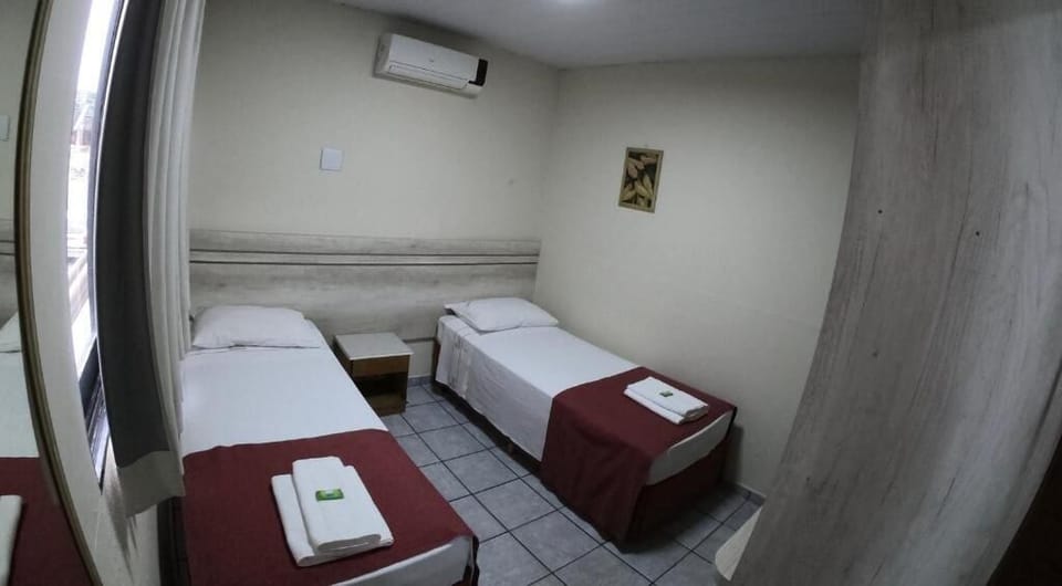 Standard Twin Room | Desk, laptop workspace, free WiFi, bed sheets