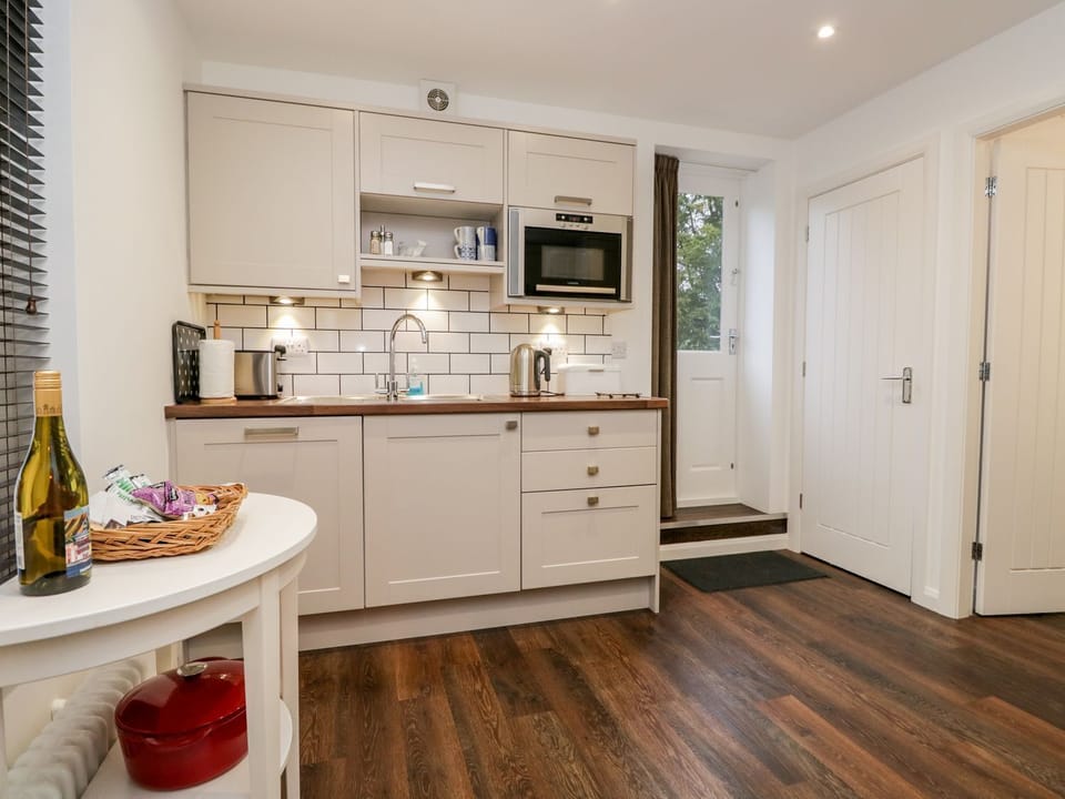 Cottage | Private kitchen | Fridge, microwave, dishwasher, electric kettle