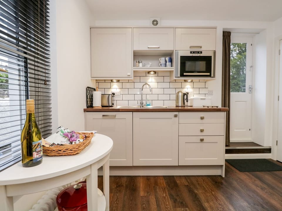 Cottage | Private kitchen | Fridge, microwave, dishwasher, electric kettle