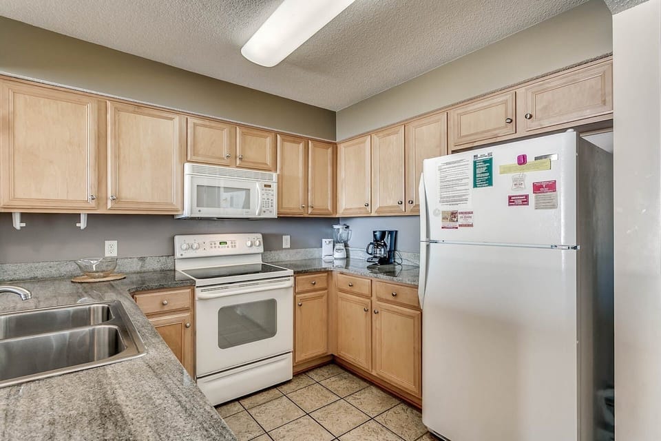 Fully Stocked Kitchen 