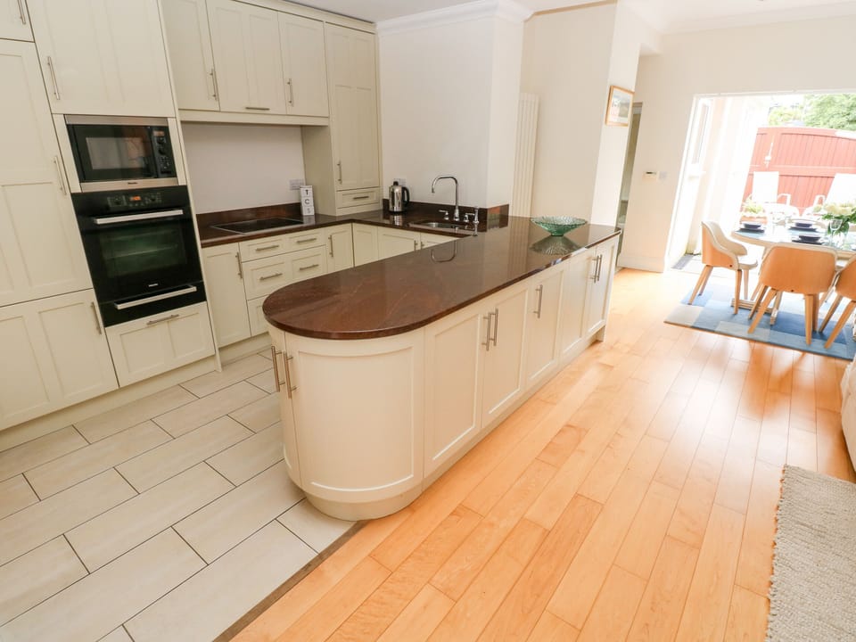 Cottage | Private kitchen | Fridge, dishwasher, cookware/dishes/utensils