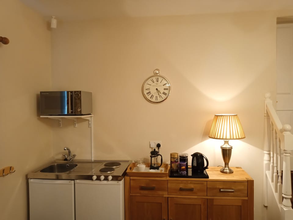 Superior Apartment, Private Bathroom, Garden View | Lounge