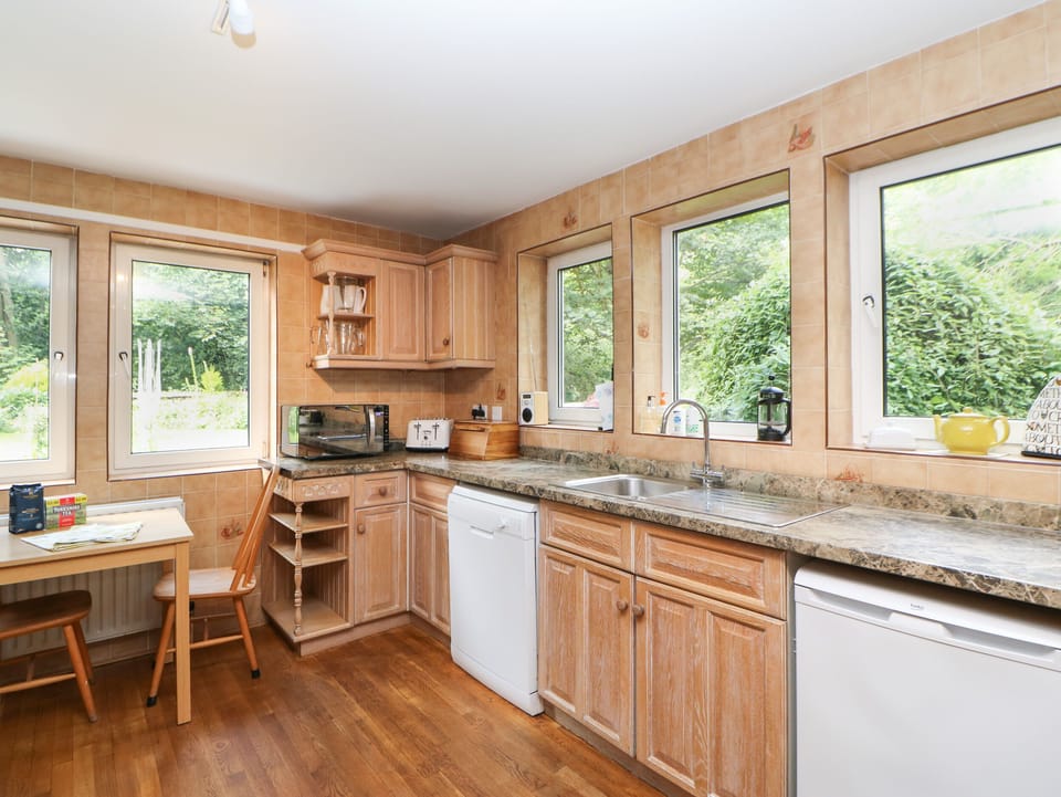 Cottage | Private kitchen | Fridge, microwave, dishwasher, electric kettle