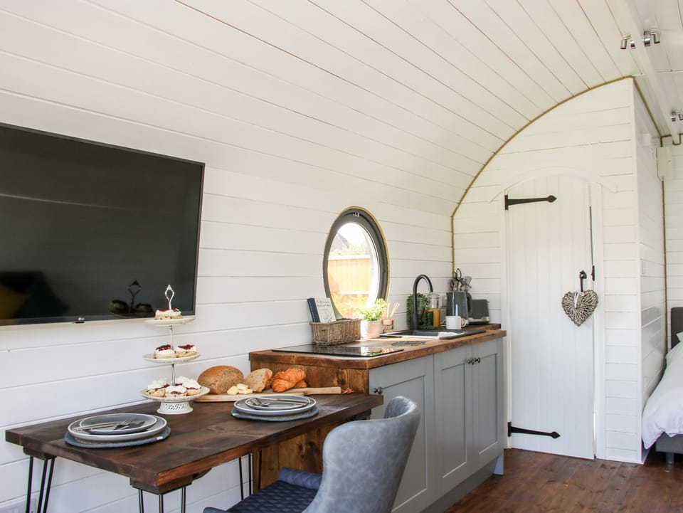 Cottage | Private kitchen | Fridge, cookware/dishes/utensils