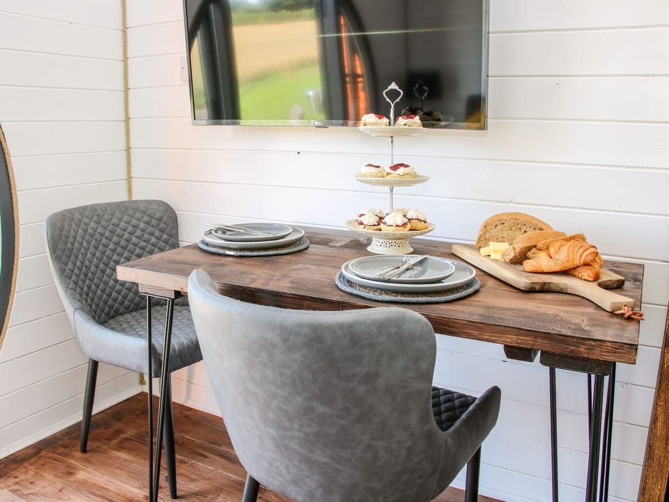 Cottage | Private kitchen | Fridge, cookware/dishes/utensils