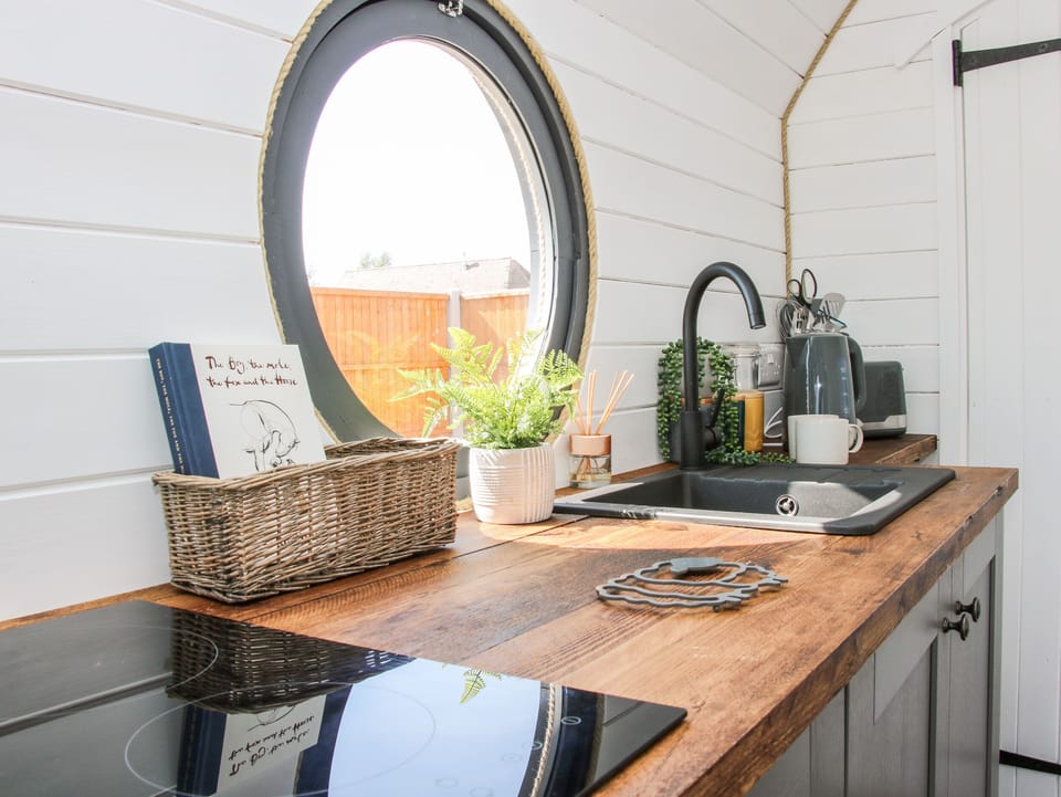 Cottage | Private kitchen | Fridge, cookware/dishes/utensils