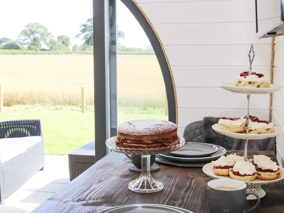 Cottage | Dining