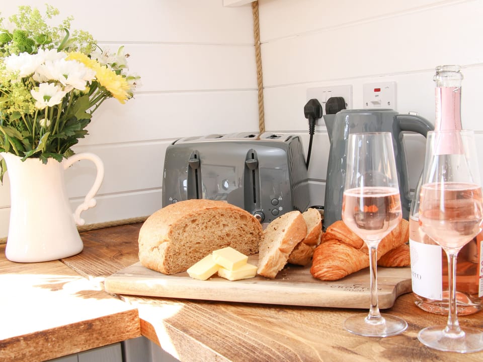 Cottage | Private kitchen | Fridge, microwave, cookware/dishes/utensils