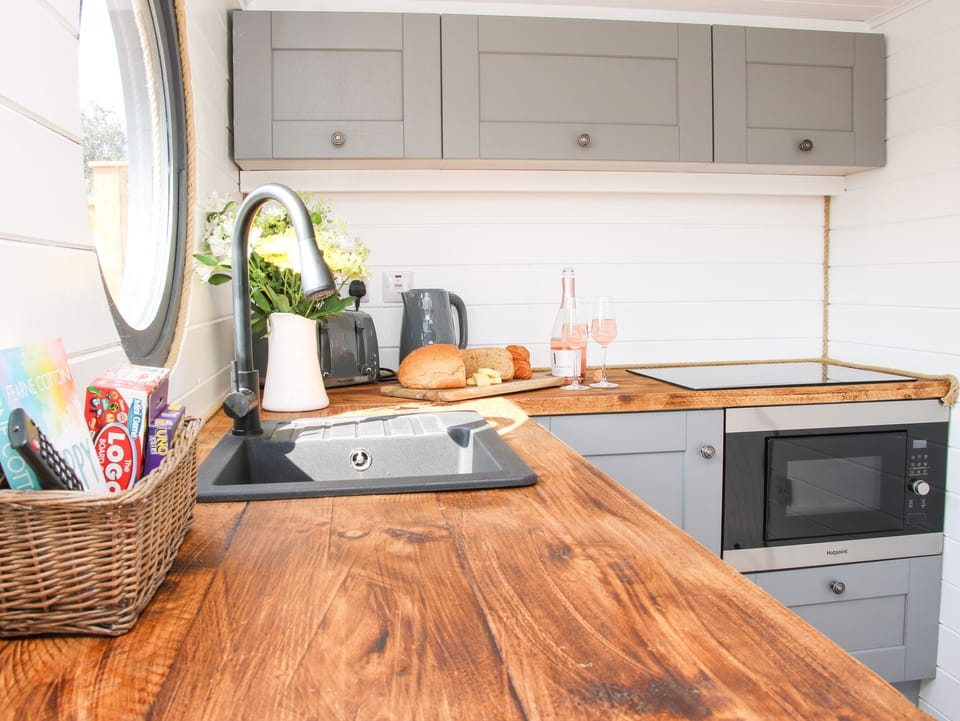 Cottage | Private kitchen | Fridge, microwave, cookware/dishes/utensils