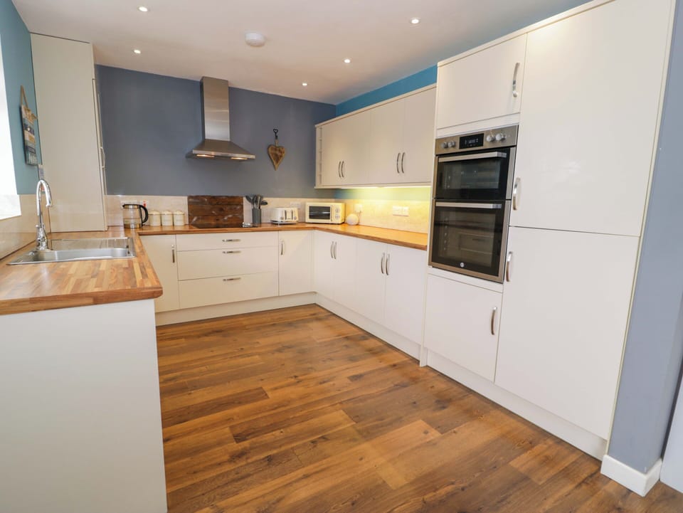 Cottage | Private kitchen | Fridge, dishwasher, electric kettle, toaster