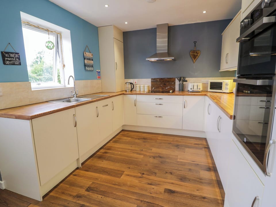Cottage | Private kitchen | Fridge, dishwasher, electric kettle, toaster
