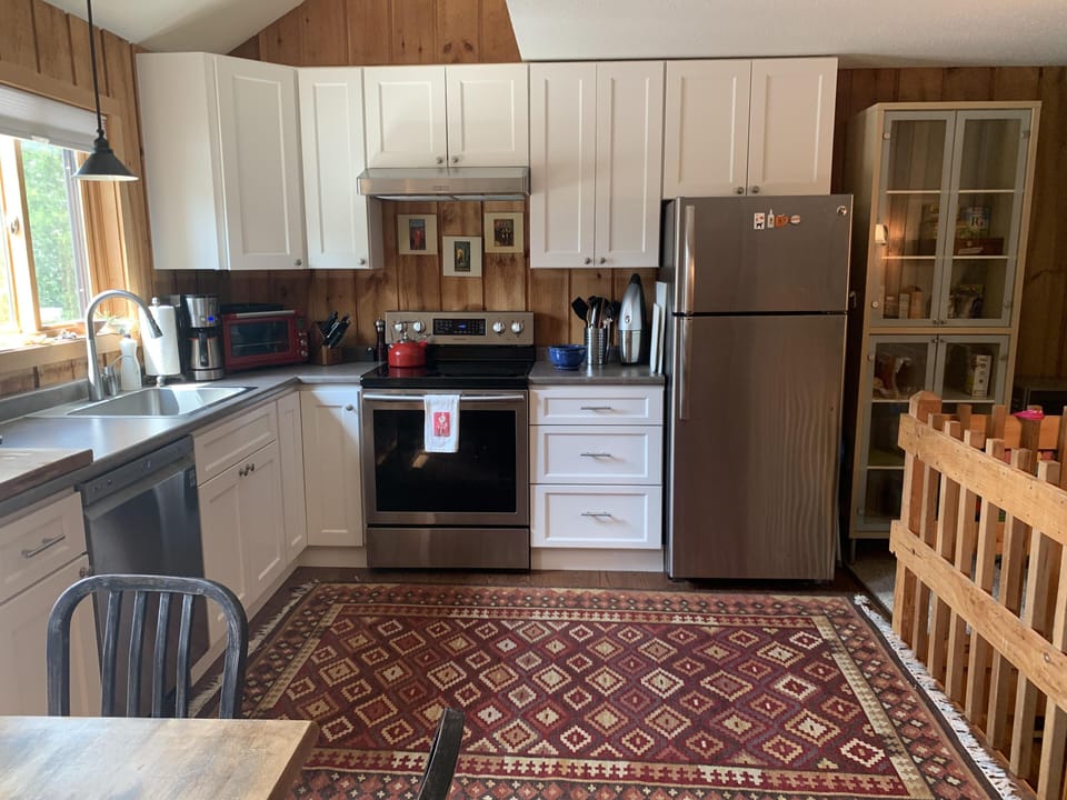 Full eat-in kitchen