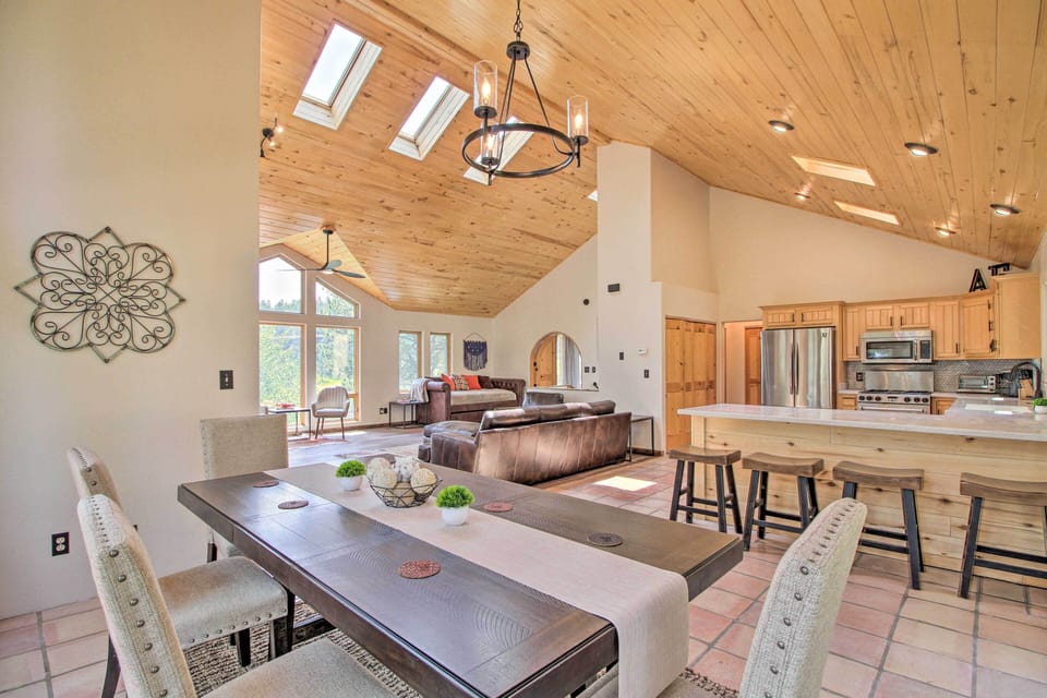 Kitchen & Dining Area | Dishware & Flatware Provided