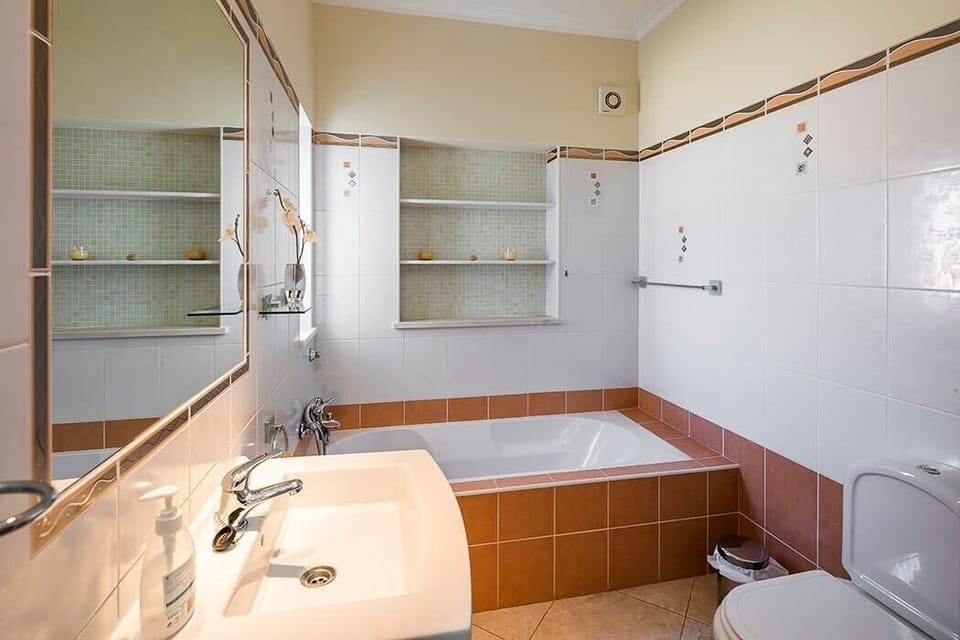 Twin bedroom ensuite bathroom