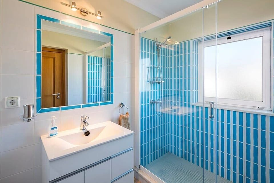 Twin bedroom ensuite shower room
