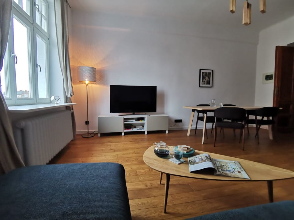 Living room with 55-inch smart HD TV (100 mhz) 