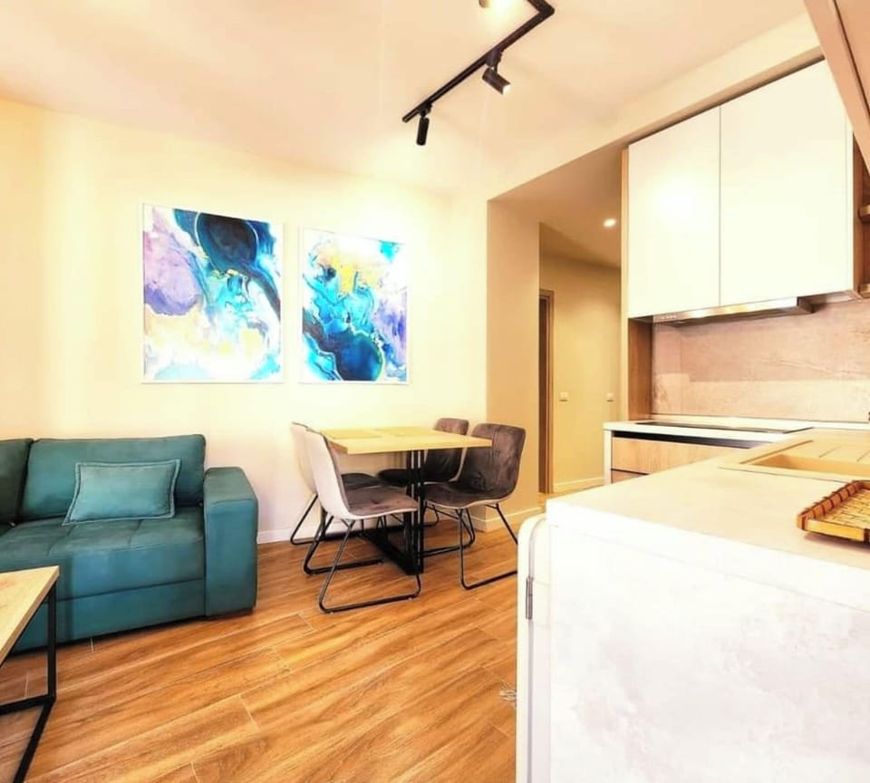 Deluxe Apartment | Living area | 32-inch flat-screen TV with cable channels, TV
