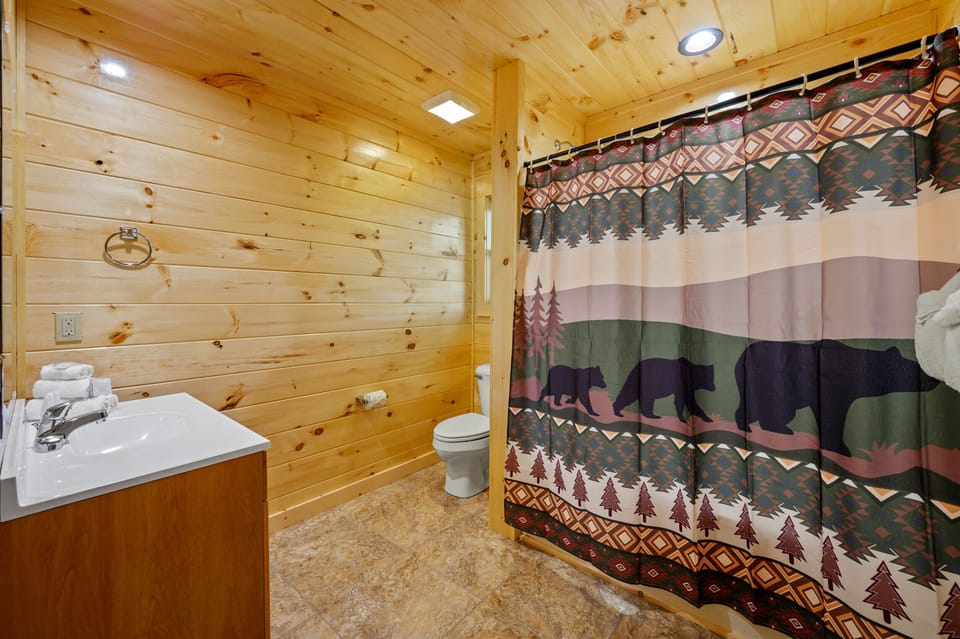 Bed 1: En-suite full bathroom with tub/shower combo
