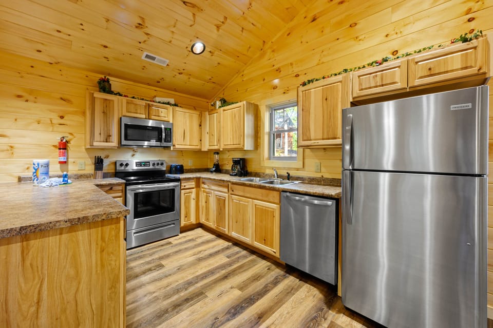 Fully equipped kitchen: Cook/Bake/Dinner/Silver-ware