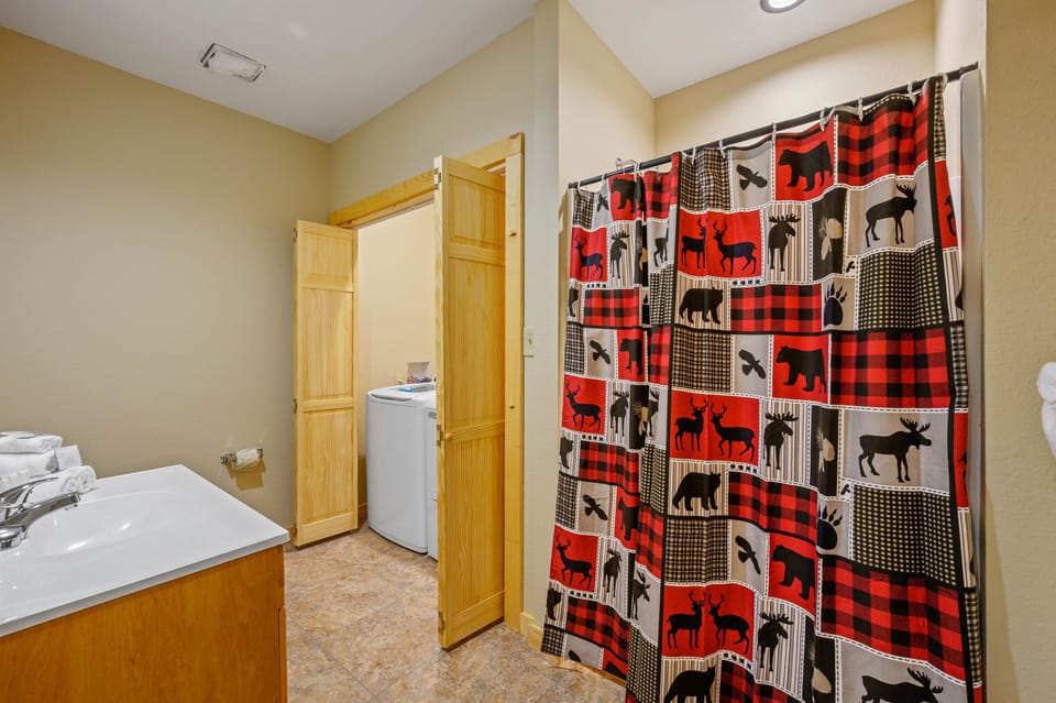 Bed 2: En-suite full bathroom with tub/shower combo