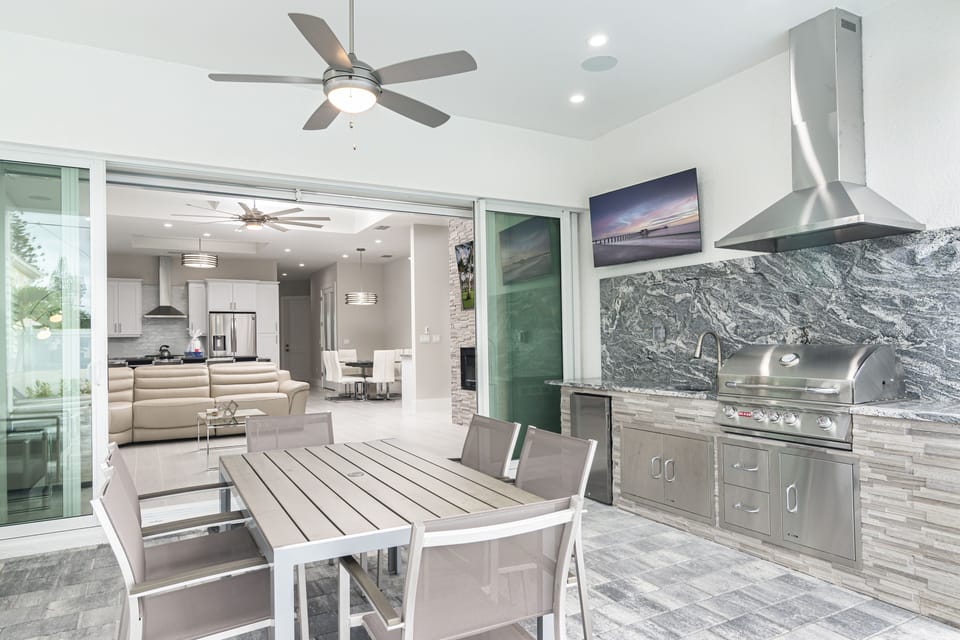 Outdoor built in BBQ and Dining Area