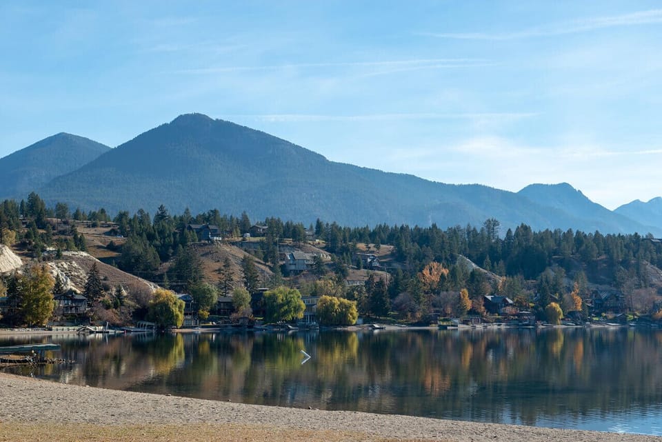 Lake Windermere Pointe is a 2-minute walk from James Chabot Beach`s summer sand and winter ice skating.