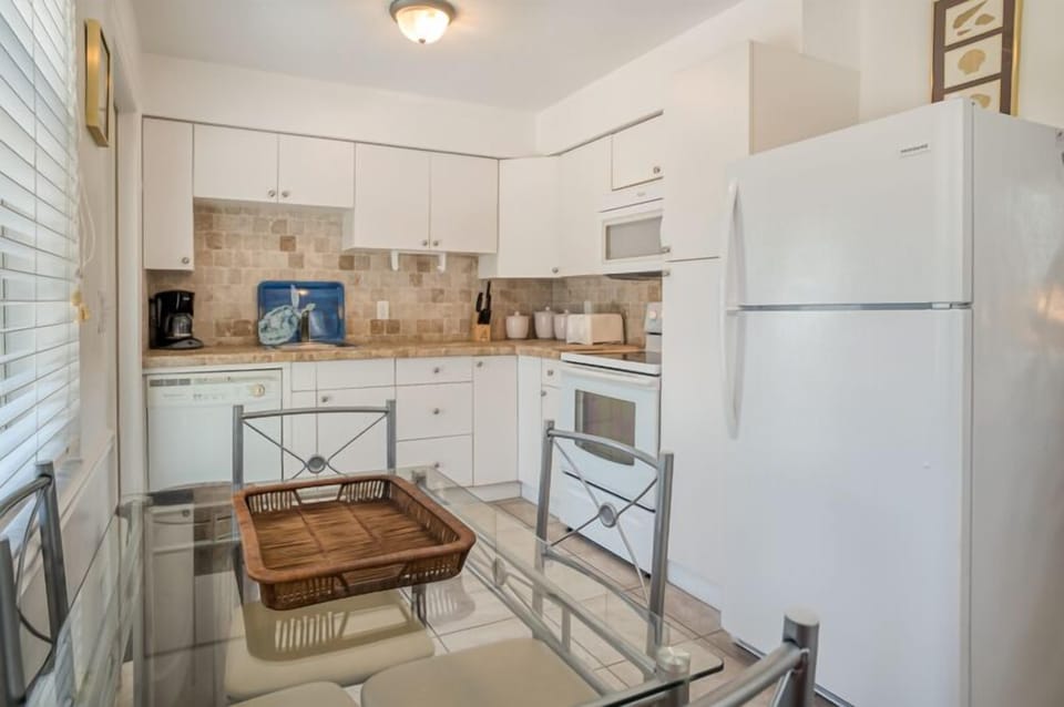 BaywatchCabinDiningArea-Kit