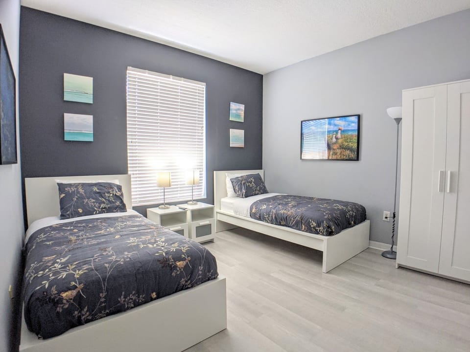Guest Bedroom with 2 twin beds. For Kids and Grown ups. 