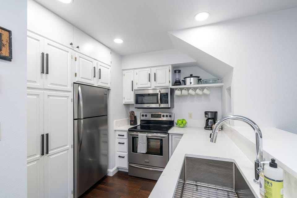 Fully equipped kitchen with everything you need to cook at home, from casual breakfasts to full dinners with friends.