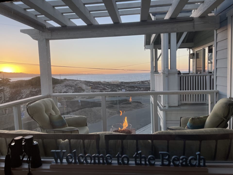 Welcome to the beach!Watch the  boats,whales,wildlife & parasailing from home!