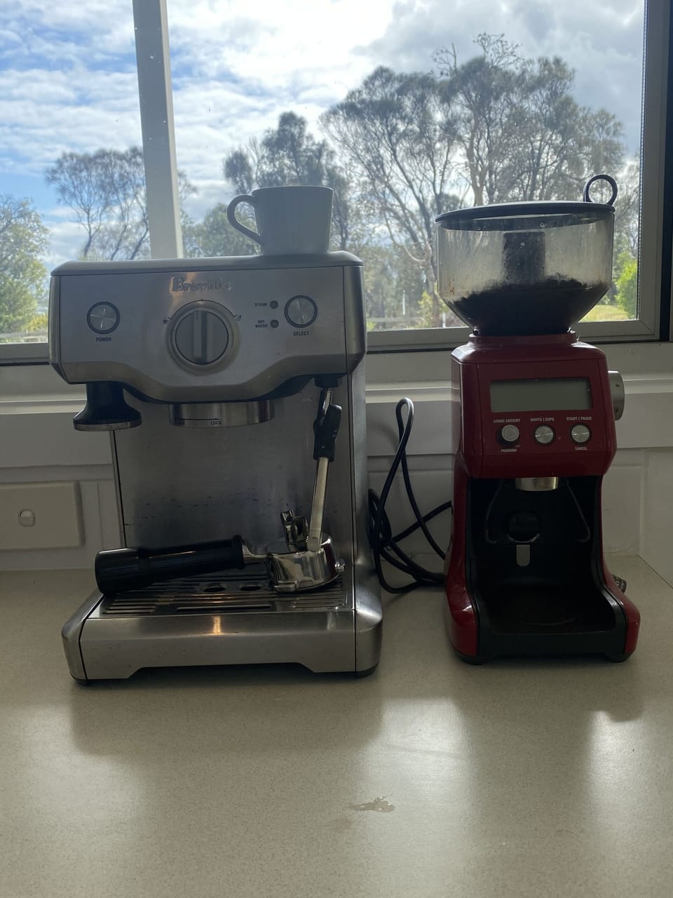 Coffee machine and coffee grinder