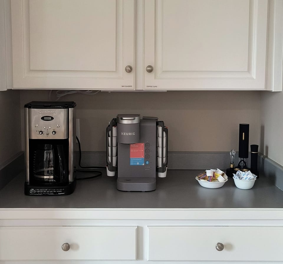 COFFEE BAR WITH K ICED & 12 CUP CUISINART.