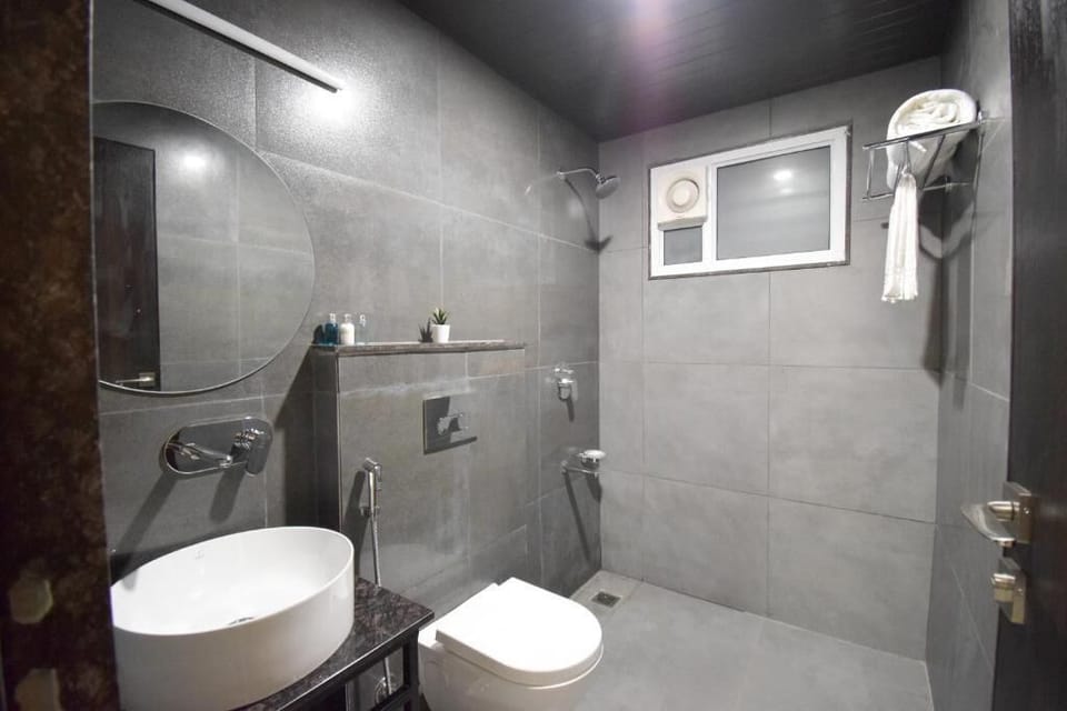 Shower, rainfall showerhead, free toiletries, soap
