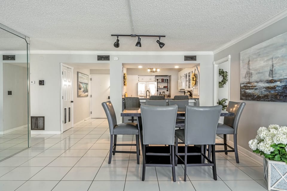DIning for 6 plus 2 bar seats