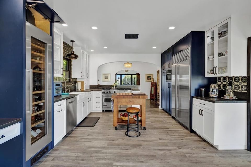 Full size upscale kitchen with state of the art appliances. 