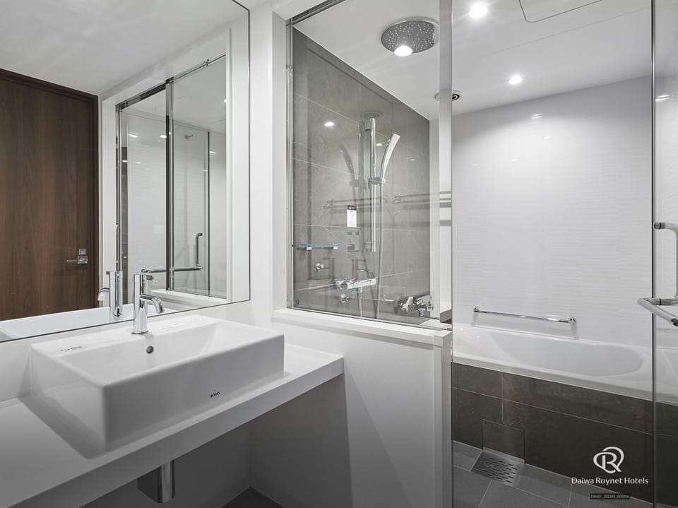 Combined shower/tub, deep soaking tub, rainfall showerhead