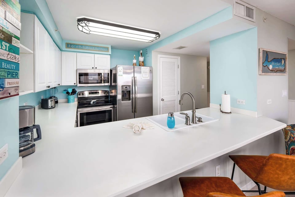 Kitchen with breakfast bar