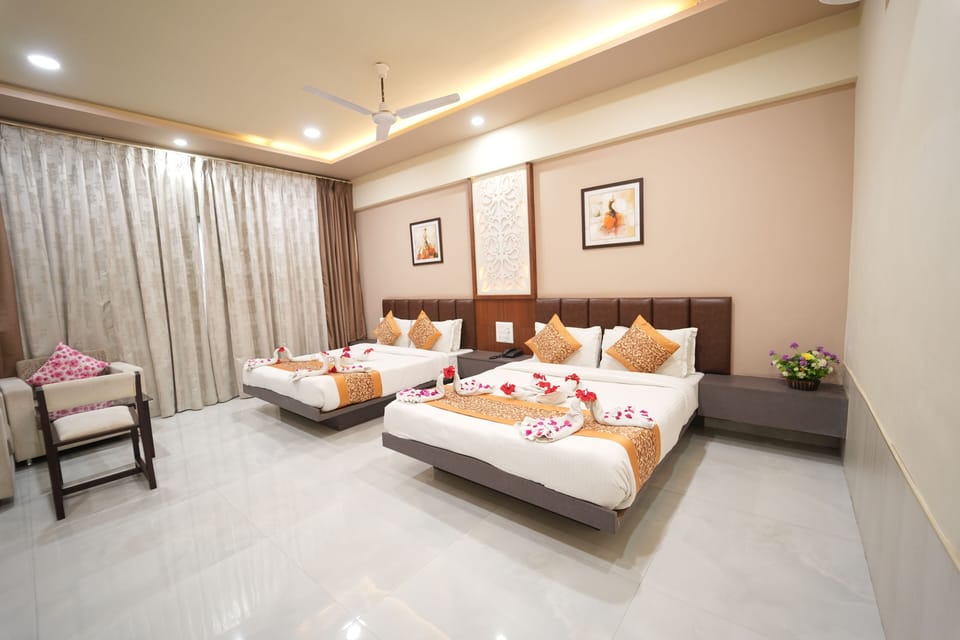 Deluxe Double Room, 1 Bedroom | Desk, blackout drapes, rollaway beds (surcharge), WiFi (free)