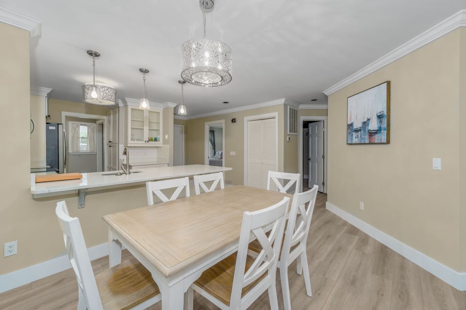 Dining Room - seats 6
