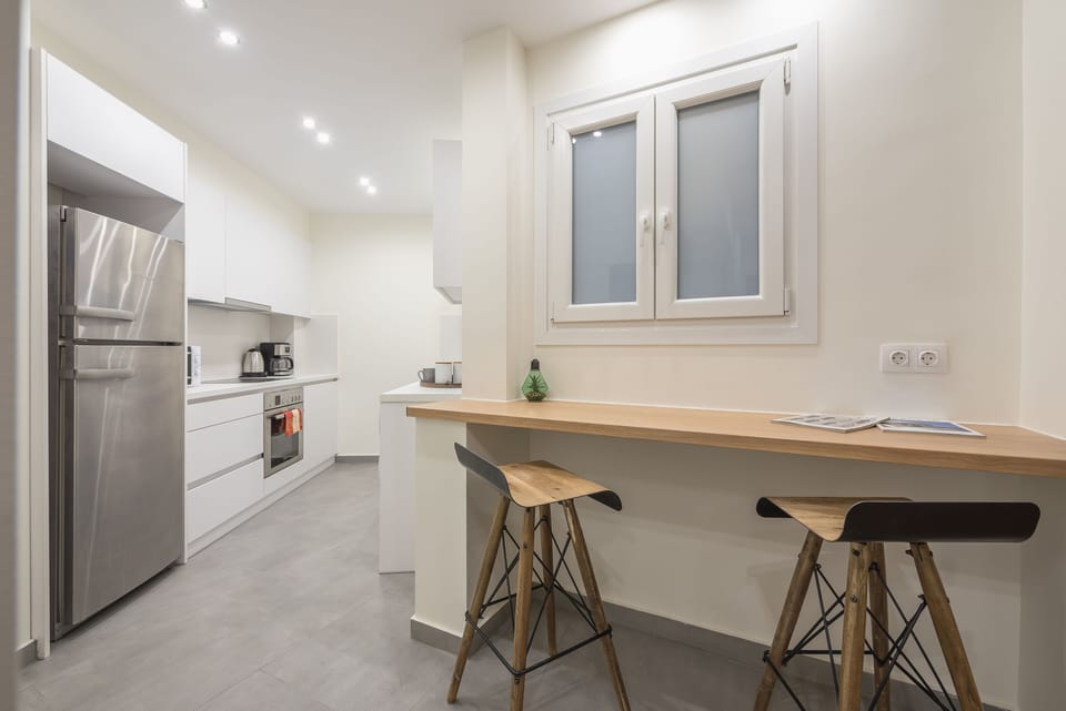 City Apartment | Private kitchen | Full-size fridge, microwave, oven, stovetop