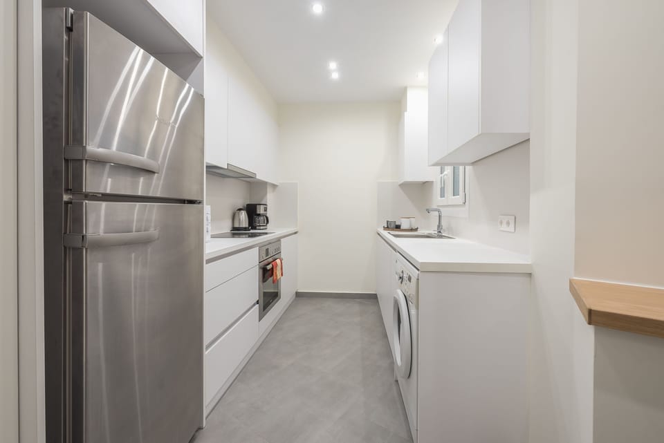 City Apartment | Private kitchen | Full-size fridge, microwave, oven, stovetop