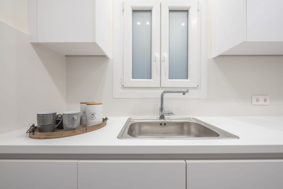 City Apartment | Private kitchen | Full-size fridge, microwave, oven, stovetop