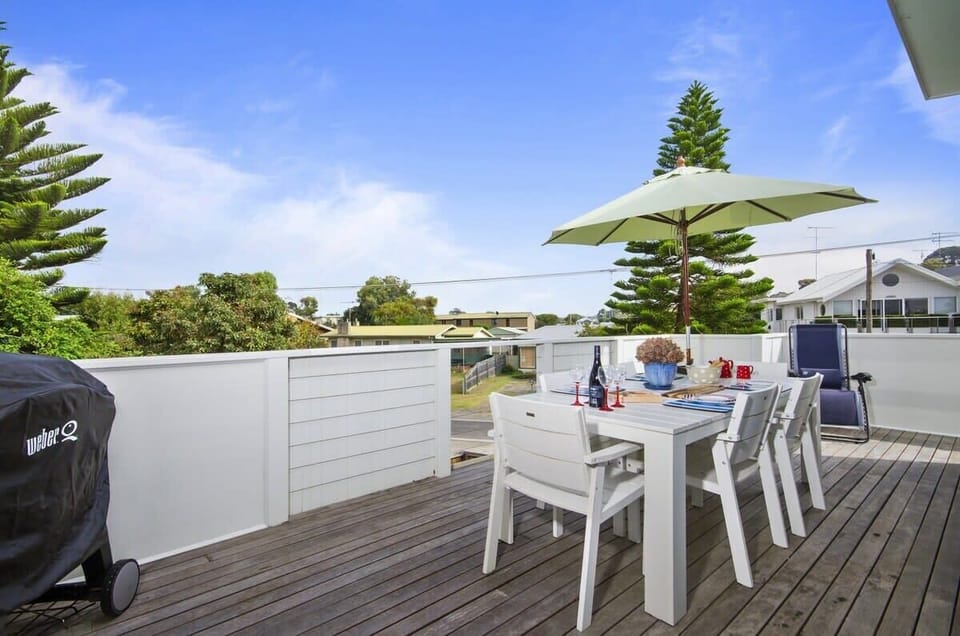 Outdoor entertaining deck