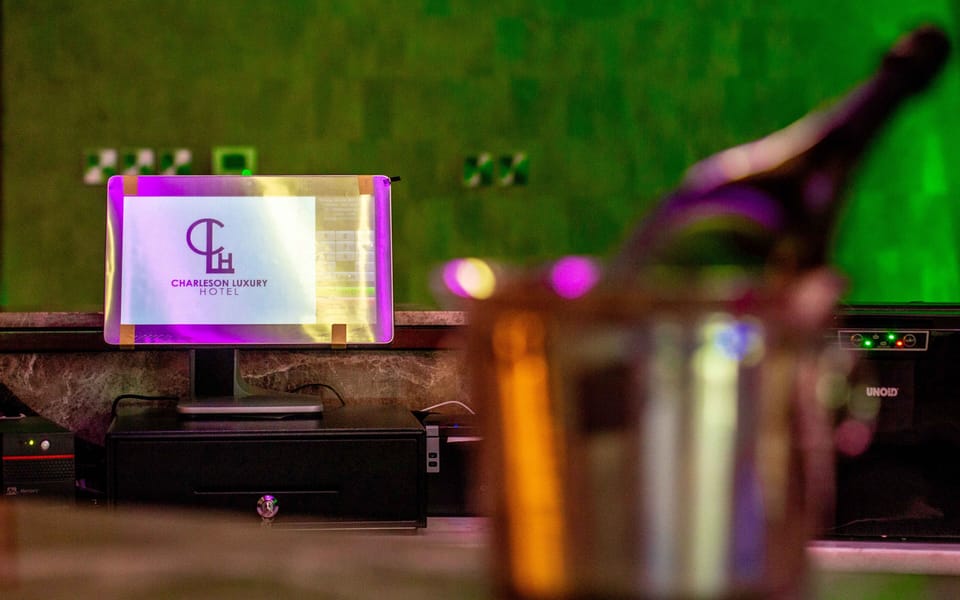 2 bars/lounges