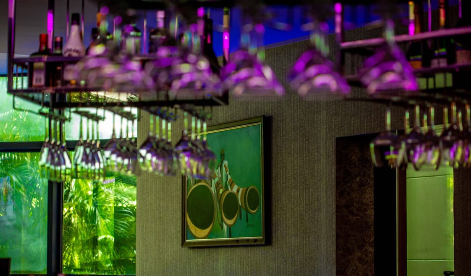 2 bars/lounges