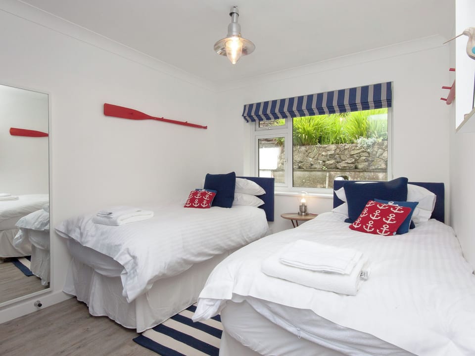 Twin bedroom | Rockmount 1, Salcombe