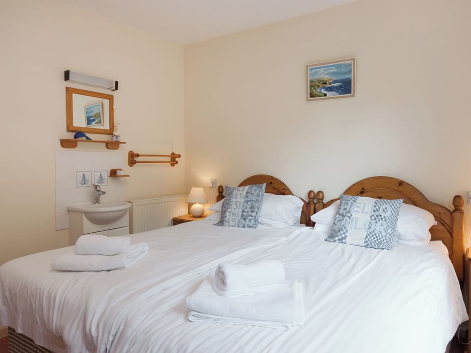 Well presented twin bedroom | St Elmo&rsquo;s LodgeFlat 1, Salcombe