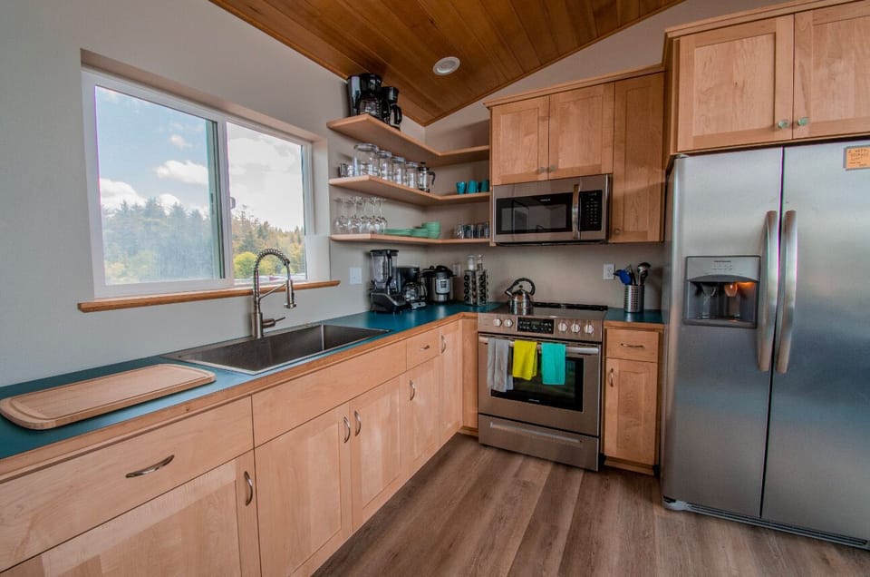 Tiny Tranquility’s Redwood Commons community kitchen with ocean view (3)