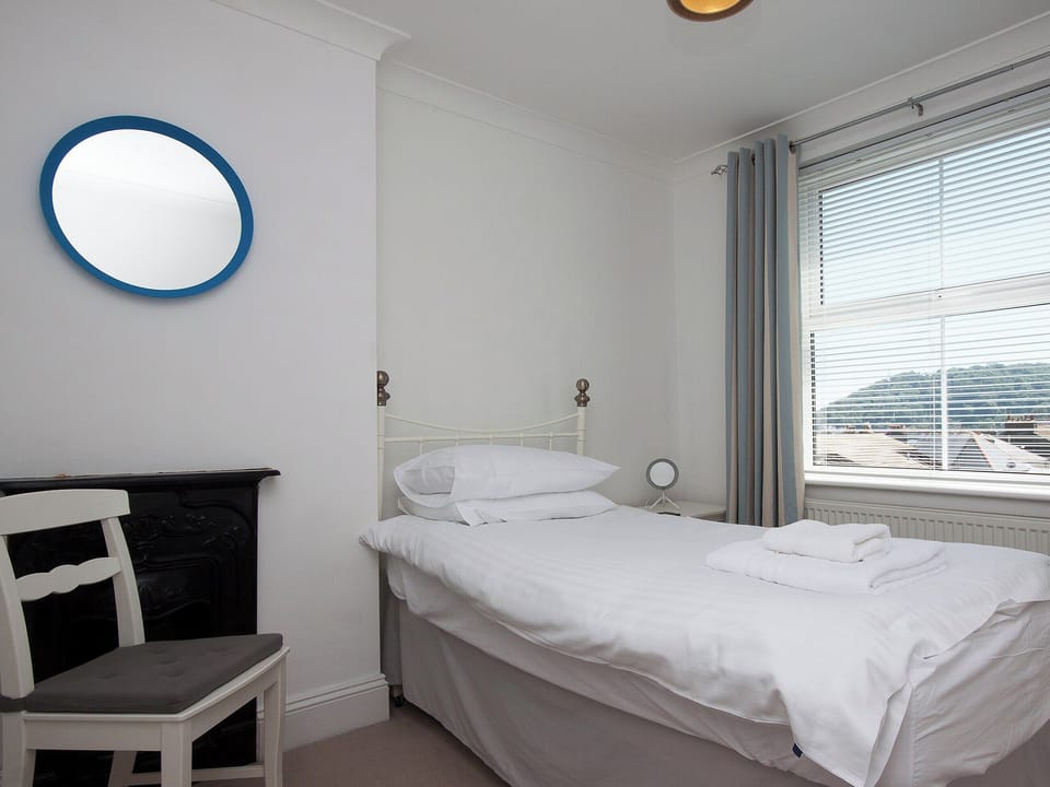 Warm and inviting single bedroom | Evelyn Cottage, Dartmouth