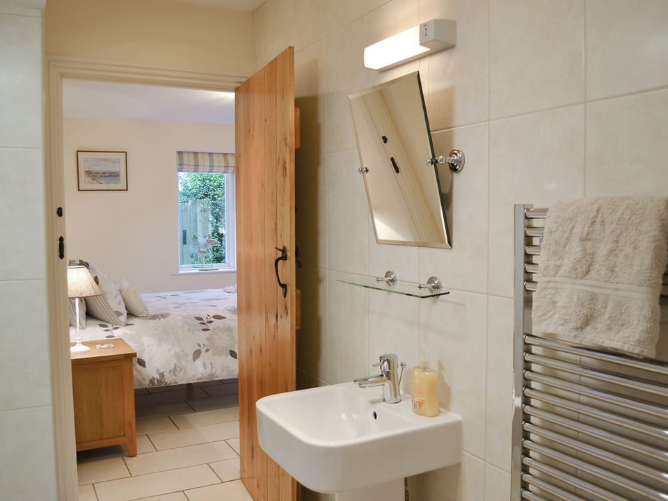 Ideal en-suite | Railston Cottage, Seahouses